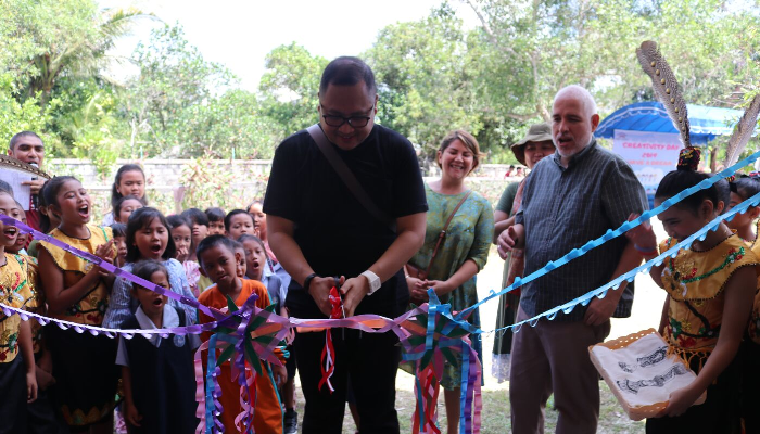 After months of renovations, YUM’s library in Kalimantan is back in business. Get ready to see hundreds of kids passing in and out of these doors!