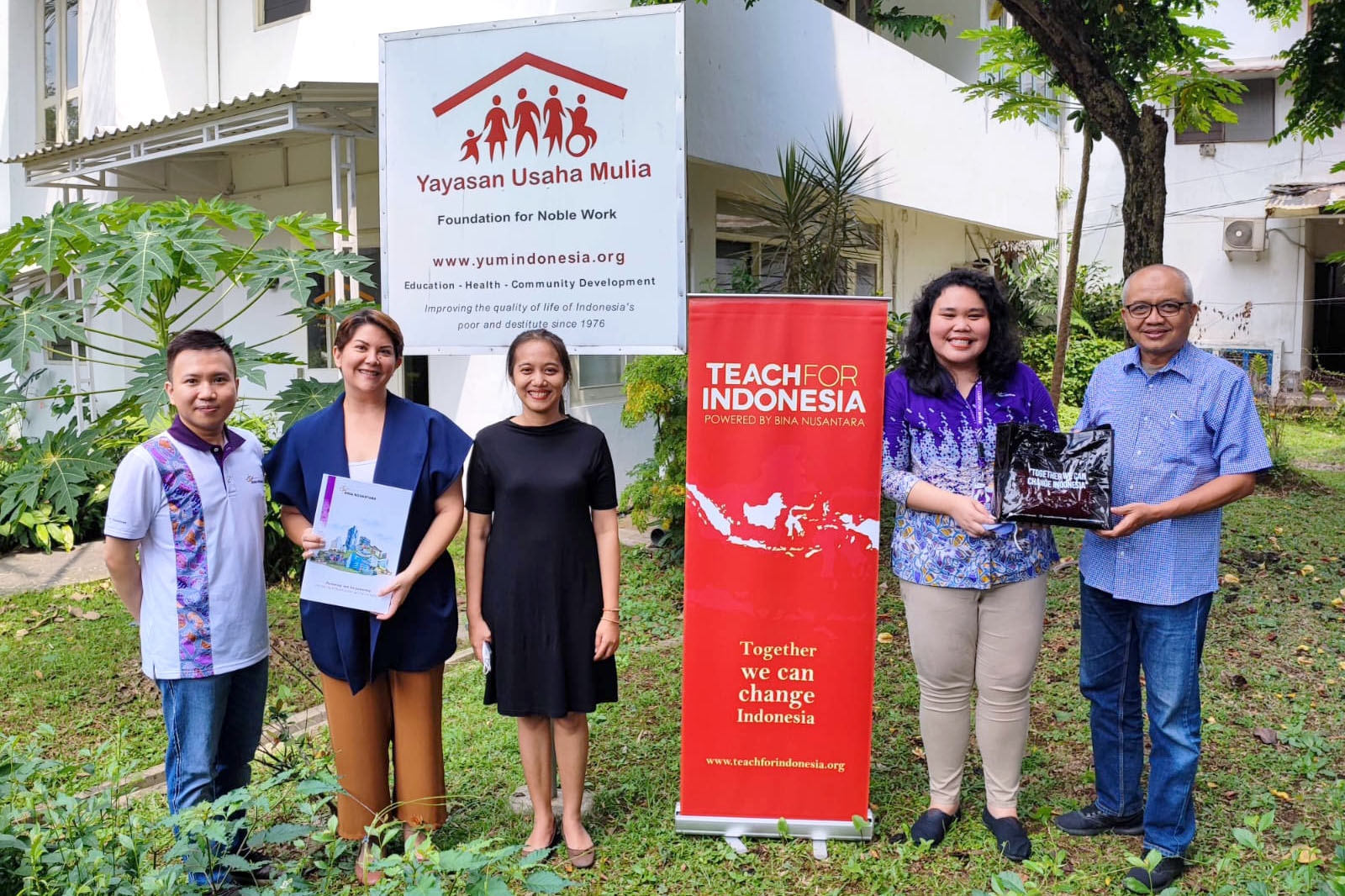 Recently, YUM signed a partnership agreement with Teach for Indonesia, a Community Program initiated by Bina Nusantara (BINUS) University that is concerned with aspects of learning with the concept of community development 