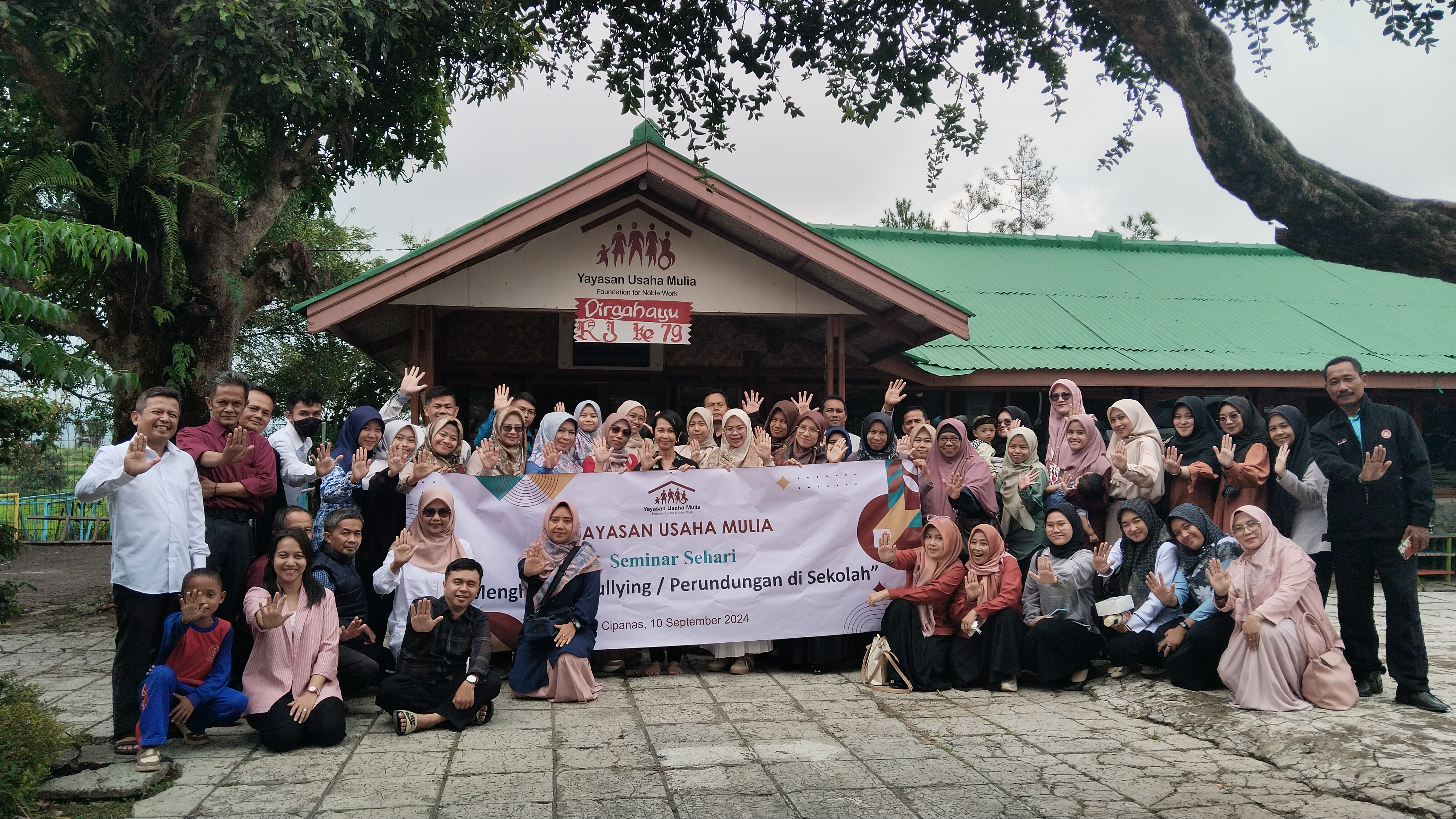 On September 10, 2024, YUM Cipanas held an important seminar for teachers in the area. The seminar aimed to provide a deeper understanding of the bullying issues that often occur in school environments.